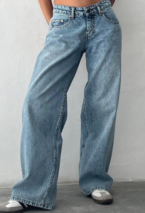 "MILA Low-Rise Jeans in trendy blauw stretchdenim, comfortabele pasvorm voor dames, ideaal voor stijlvolle outfits."