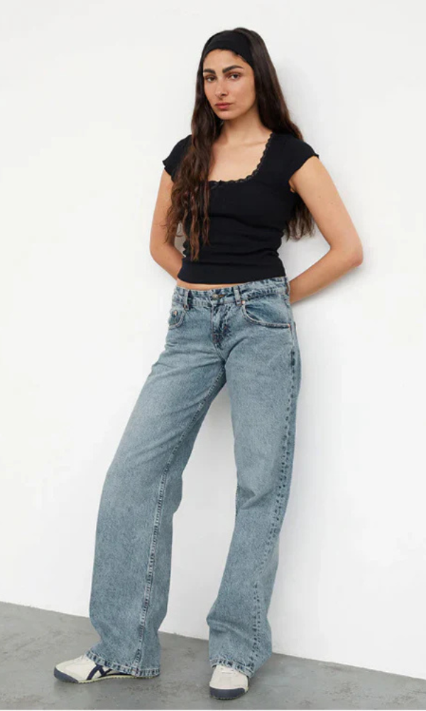"MILA Low-Rise Jeans in trendy blauw stretchdenim, comfortabele pasvorm voor dames, ideaal voor stijlvolle outfits."
