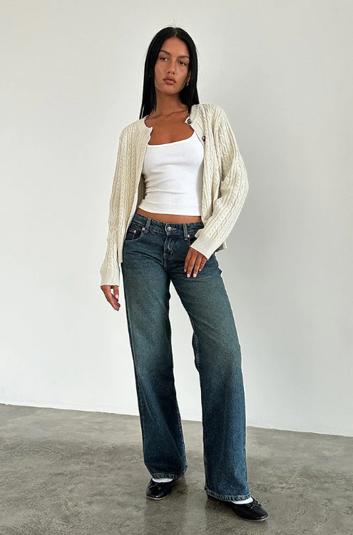 "MILA Low-Rise Jeans in trendy blauw stretchdenim, comfortabele pasvorm voor dames, ideaal voor stijlvolle outfits."
