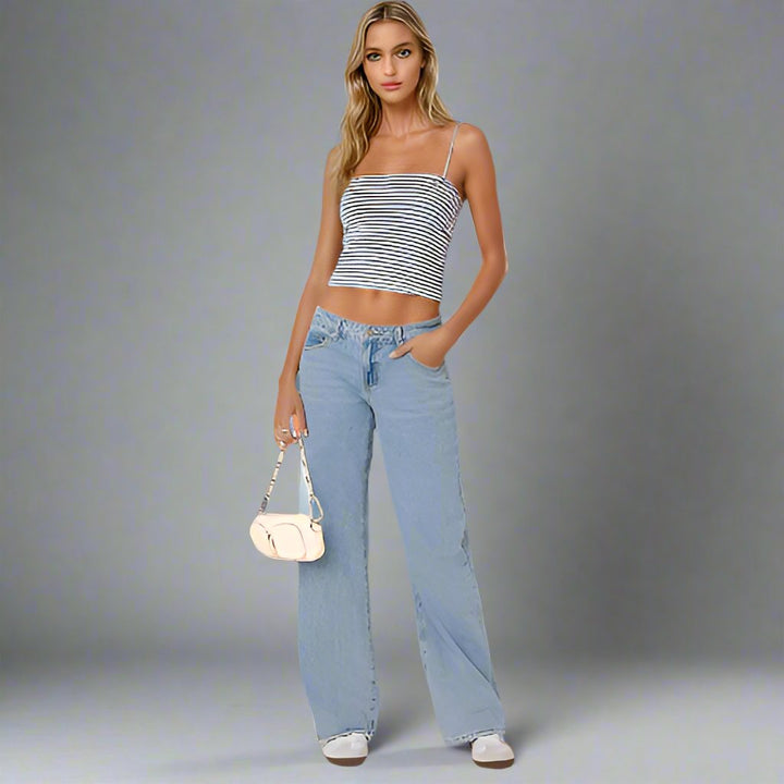 "MILA Low-Rise Jeans in trendy blauw stretchdenim, comfortabele pasvorm voor dames, ideaal voor stijlvolle outfits."