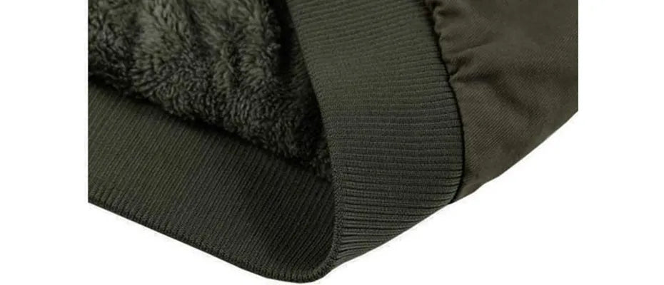 Blijf warm en stijlvol met dit militaire heren bomberjack. Perfecte winterjas voor outdoor en casual kleding.