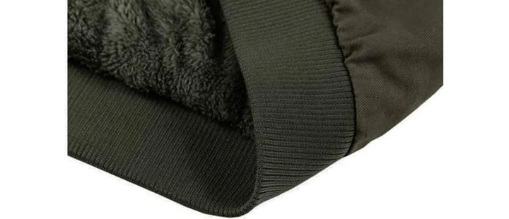 Blijf warm en stijlvol met dit militaire heren bomberjack. Perfecte winterjas voor outdoor en casual kleding.