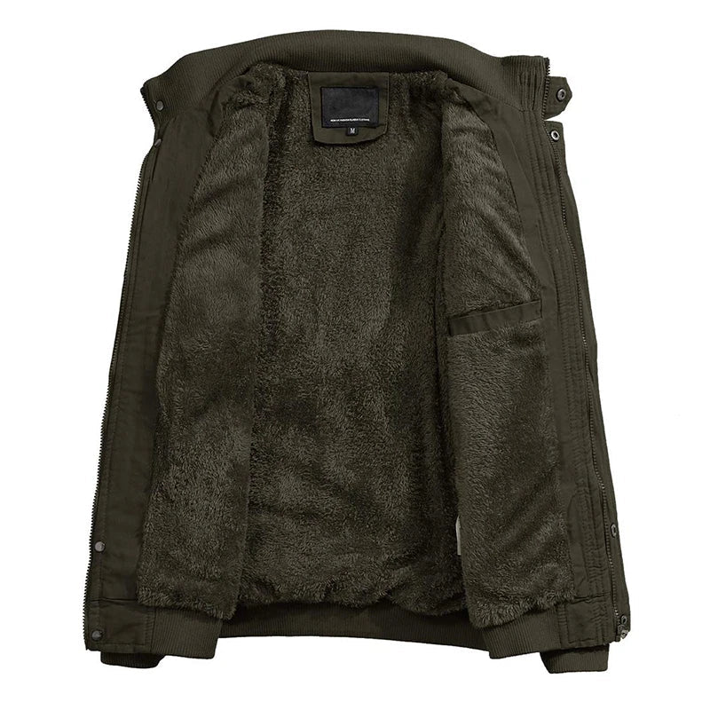 Essentieel militair heren bomberjack voor de winter, houdt je warm en stijlvol tijdens koude dagen buiten.