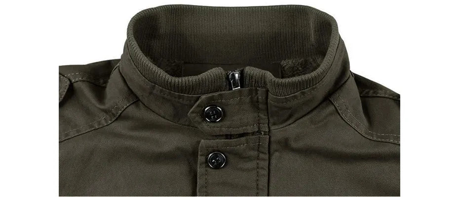 Veelzijdig militair heren bomberjack, combineert warmte en stijl voor winter, casual en outdoor gelegenheden.
