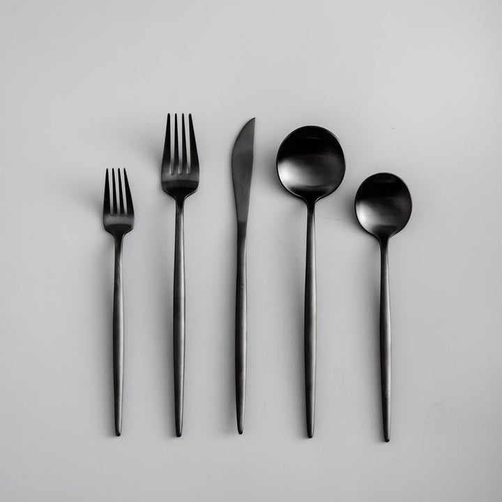 "Minimalistisch bestekset in luxe, tijdloos design van roestvrij staal, verkrijgbaar in goud, roségoud, zwart en zilver."