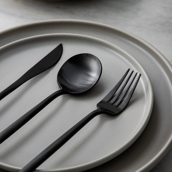 "Minimalistisch bestekset in luxe, tijdloos design van roestvrij staal, verkrijgbaar in goud, roségoud, zwart en zilver."