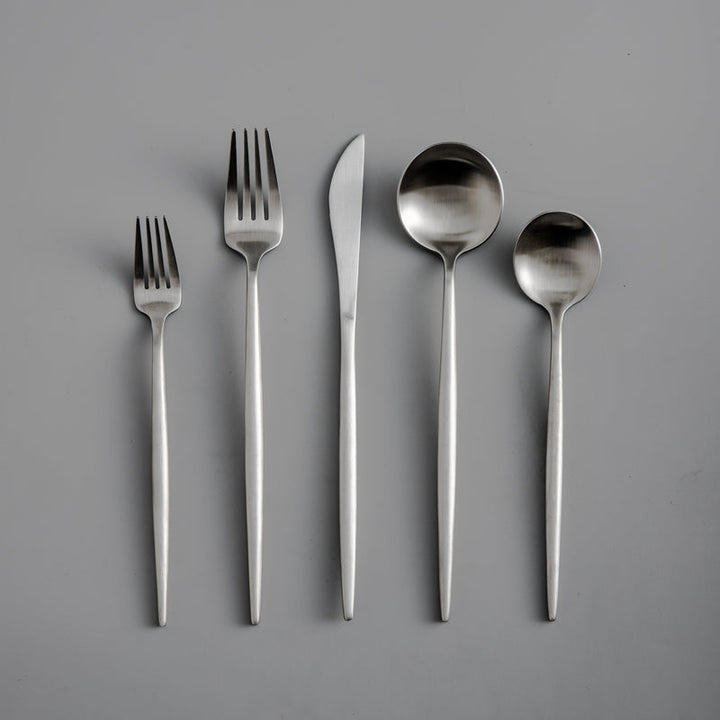 "Minimalistisch bestekset in luxe, tijdloos design van roestvrij staal, verkrijgbaar in goud, roségoud, zwart en zilver."