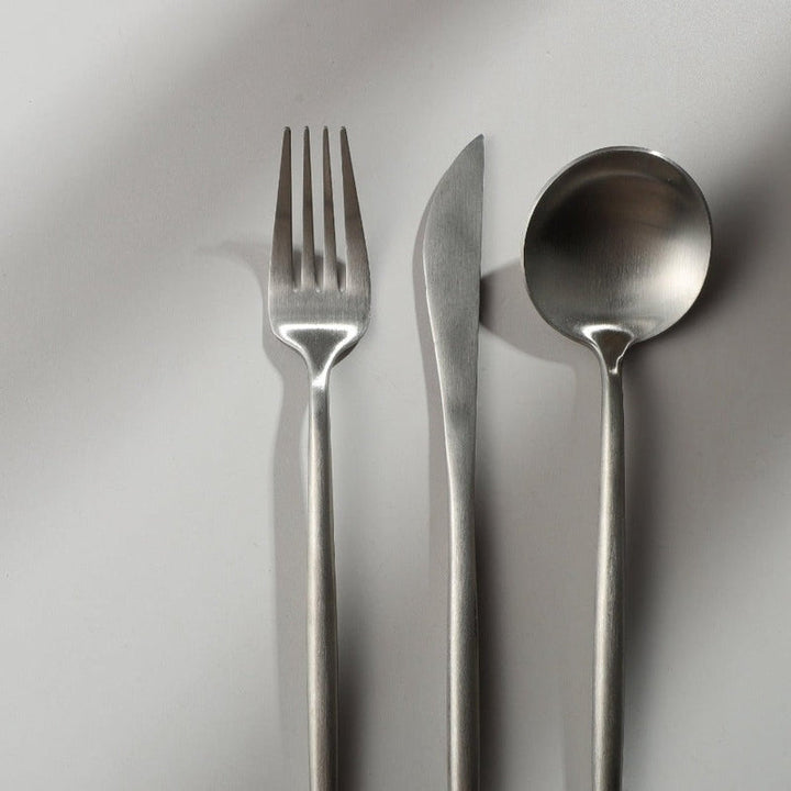 "Minimalistisch bestekset in luxe, tijdloos design van roestvrij staal, verkrijgbaar in goud, roségoud, zwart en zilver."