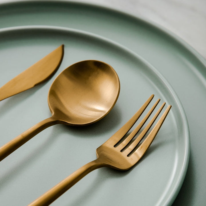 "Minimalistisch bestekset in luxe, tijdloos design van roestvrij staal, verkrijgbaar in goud, roségoud, zwart en zilver."