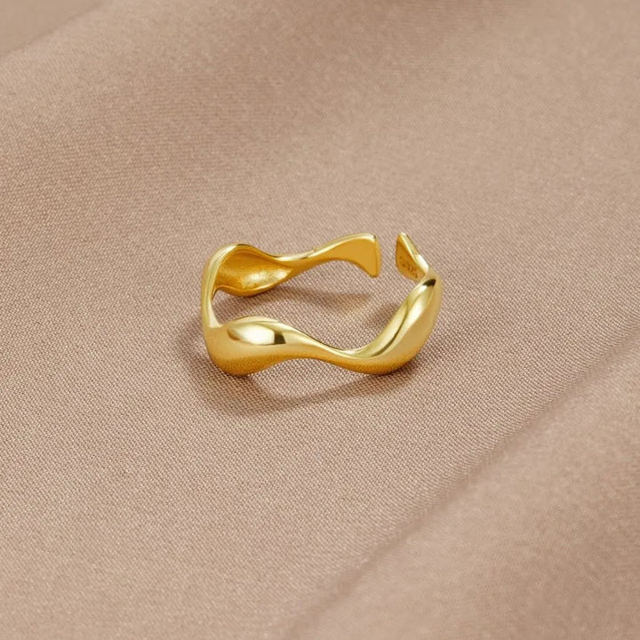 Minimalistische damesring van 18K verguld zilver, geïnspireerd op de oceaan. Stijlvol en modern sieraad.
