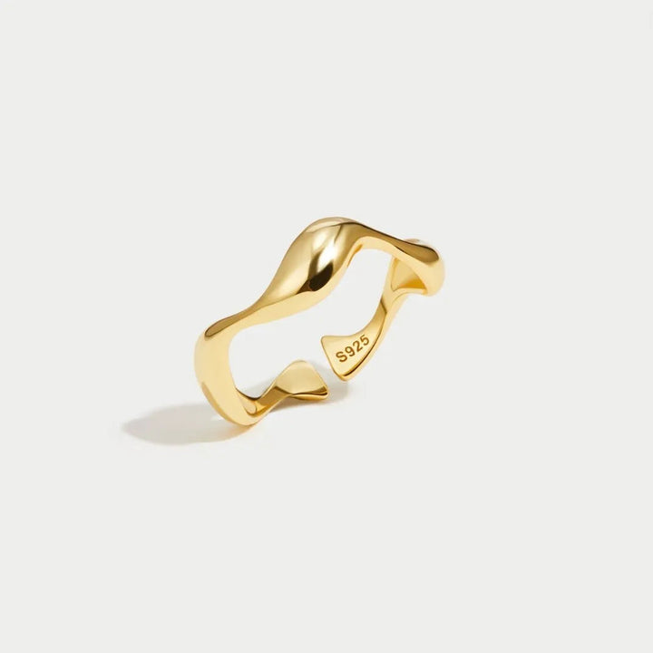 Glanzende minimalistische damesring van 18K verguld zilver, met vloeiende oceaanlijnen. Chic sieraad.