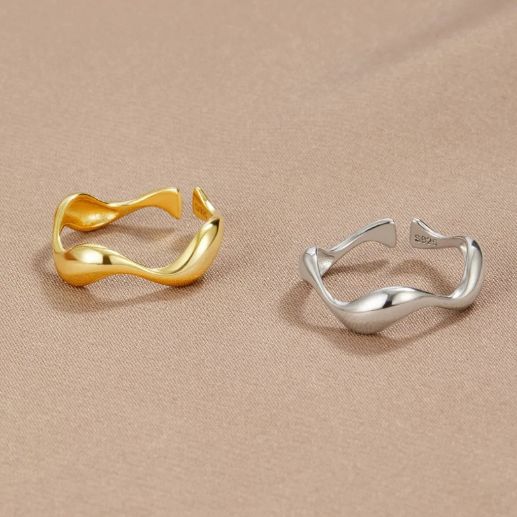 Damesring in 18K verguld zilver met uniek minimalistisch oceaan ontwerp. Een tijdloos en veelzijdig sieraad.