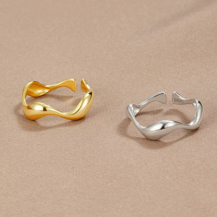 Damesring in 18K verguld zilver met uniek minimalistisch oceaan ontwerp. Een tijdloos en veelzijdig sieraad.