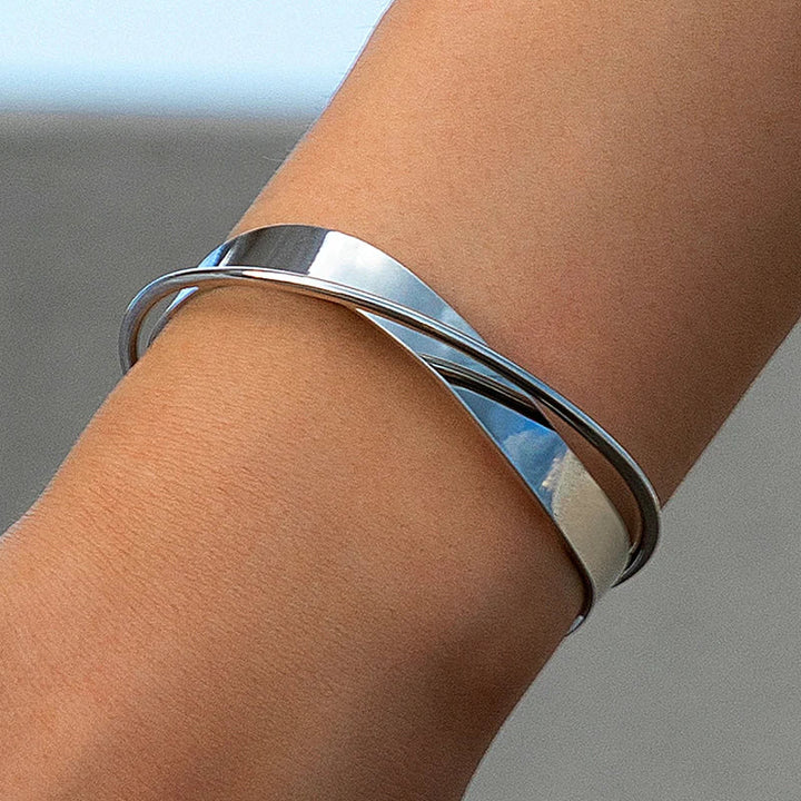 Minimalistische goudkleurige armband met kruisvormige charme, elegant en stijlvol accessoire voor vrouwen, verstelbare pasvor