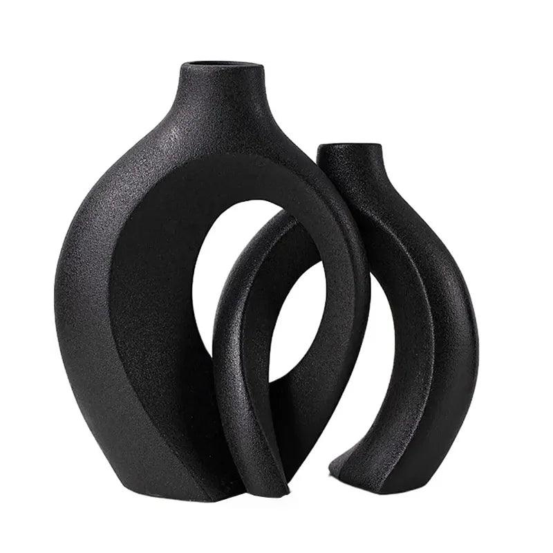 "Minimalistische keramische vazen set met elegante, stijlvolle vormen geschikt voor modern en klassiek interieur."