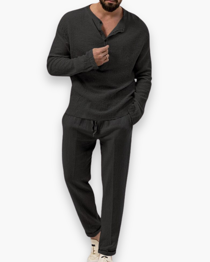 Luchtige herenset: comfortabele top en broek van ademend materiaal. Perfecte relaxte zomerkleding.