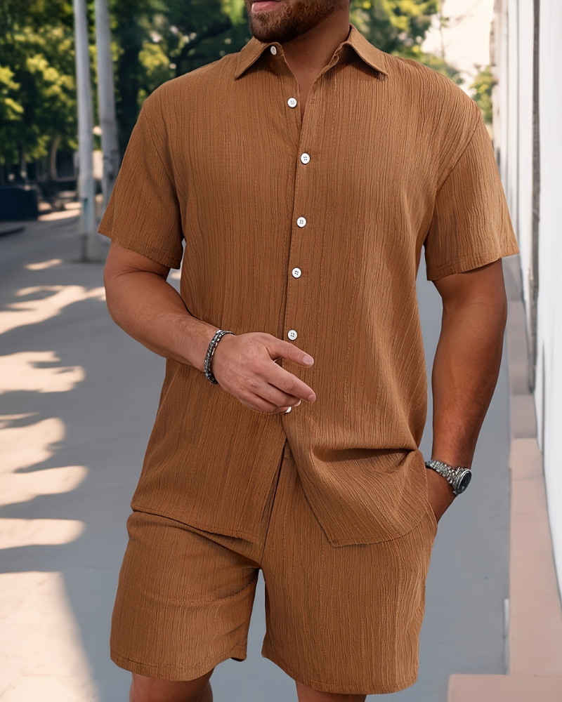 Heren co-ord set in minimalistisch design, bestaande uit korte mouwen shirt en comfortabele broek.