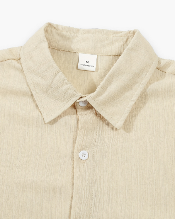 De complete heren zomer set, shirt en korte broek, uitgestald; perfect als complete vakantie outfit.