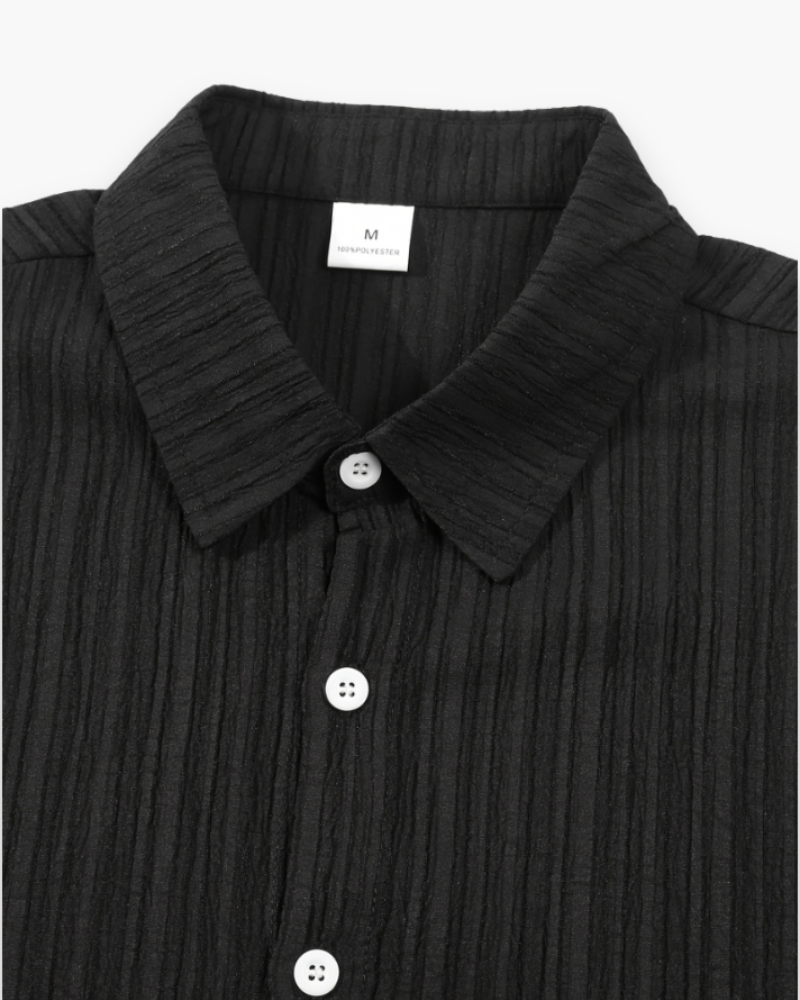 Man in flexibele heren zomer set, comfortabel en modieus, perfect voor buitenactiviteiten.