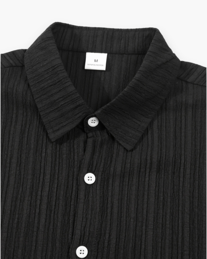 Man in flexibele heren zomer set, comfortabel en modieus, perfect voor buitenactiviteiten.