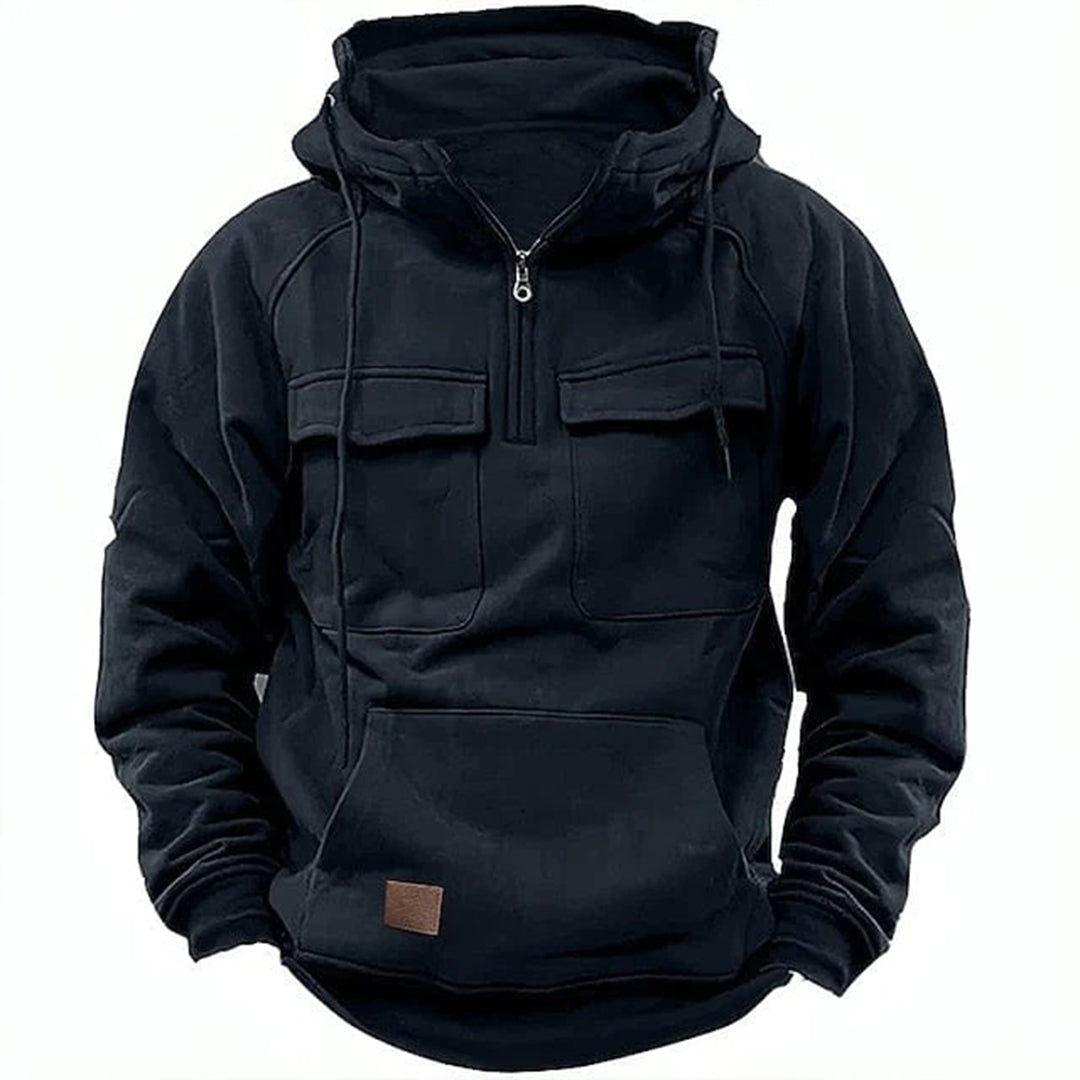 Model draagt tactische heren hoodie in het zwart, ideaal voor winterse casual kleding en buitenactiviteiten.