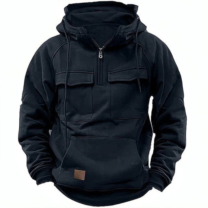Model draagt tactische heren hoodie in het zwart, ideaal voor winterse casual kleding en buitenactiviteiten.