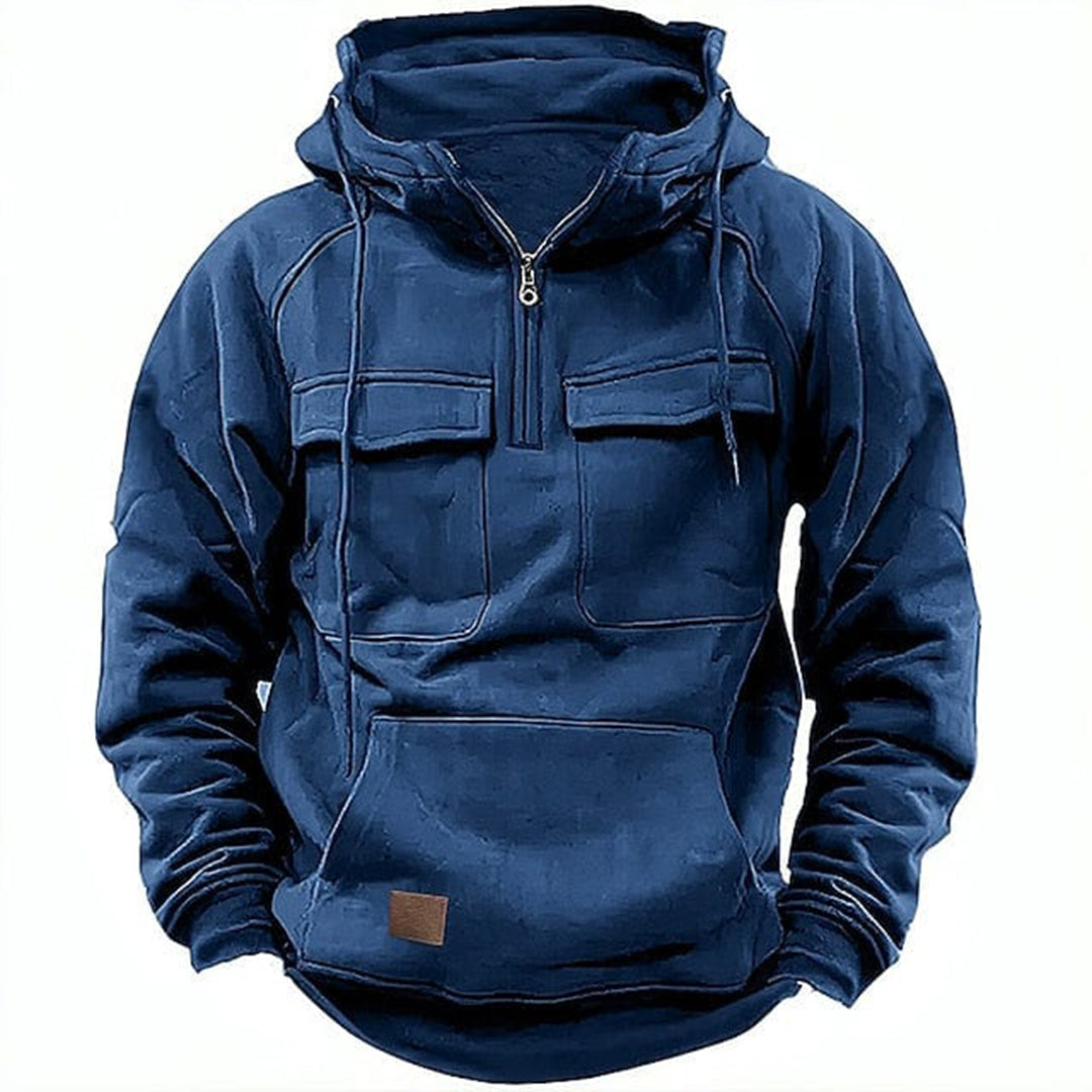 Man draagt tactische heren hoodie tijdens buitenactiviteiten, biedt optimale warmte en comfort in de winter.