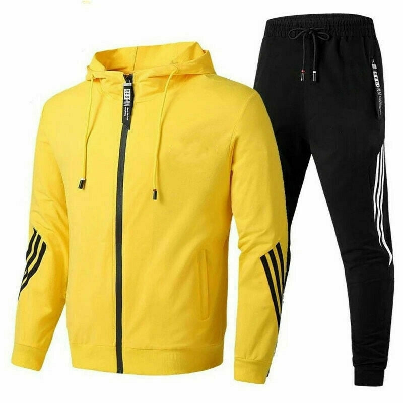 Trendy heren trainingspak met moderne pasvorm, inclusief hoodie en joggingbroek voor een complete sportieve look.