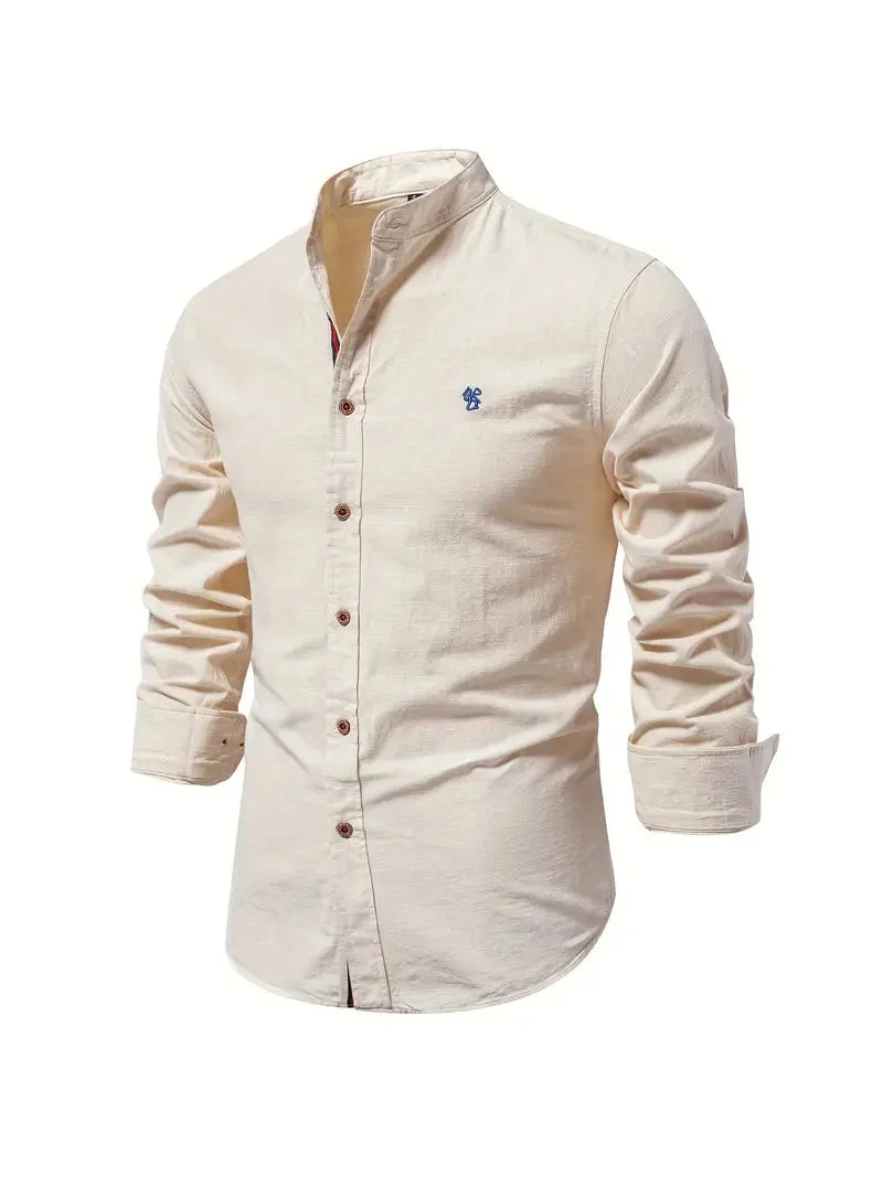 Donkerblauw herenshirt met lange mouw en moderne opstaande kraag, getailleerde fit.