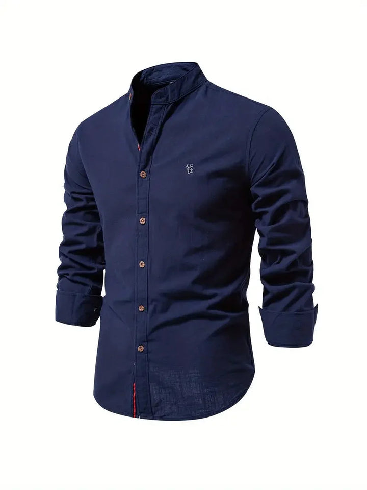 Herenshirt met lange mouw en opstaande kraag, featuring een subtiele knoopsluiting.