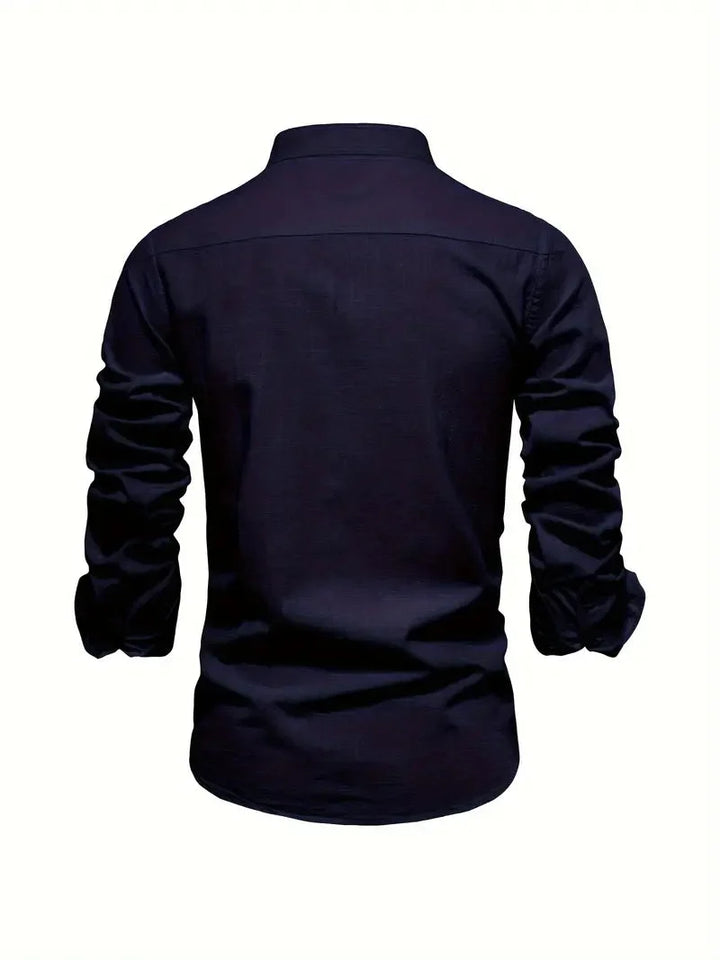 Getailleerd herenshirt met lange mouwen, opstaande kraag en premium stof voor comfort.
