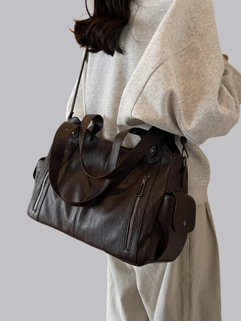 Georganiseerde dames schoudertas voor uw essentiële benodigdheden; een comfortabele en dagelijkse tas.