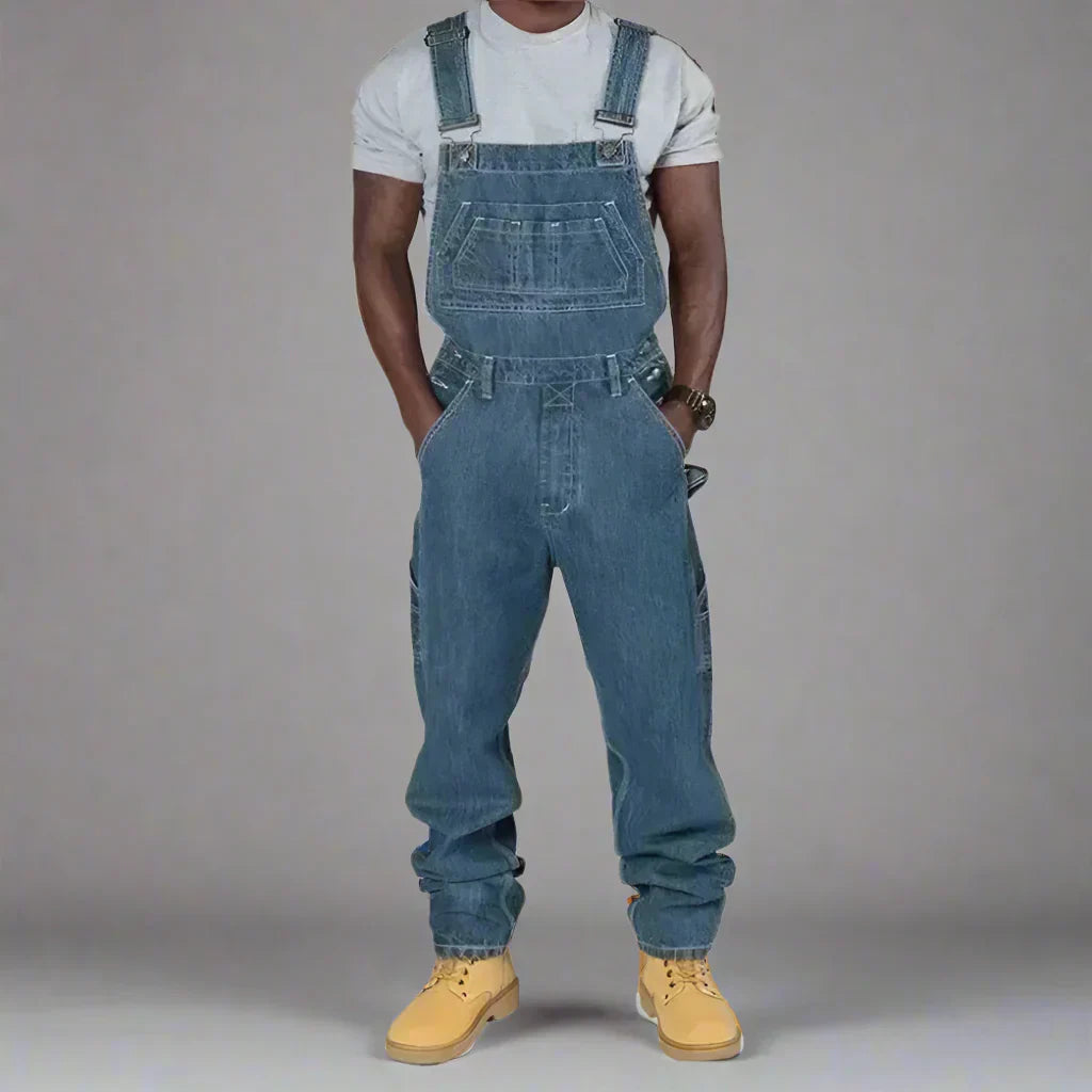 "Moderne denim overall voor heren met splice details, slim fit en rechte pijpen, ideaal als stijlvolle werkkleding."