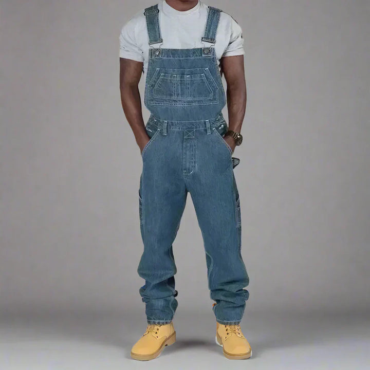 "Moderne denim overall voor heren met splice details, slim fit en rechte pijpen, ideaal als stijlvolle werkkleding."