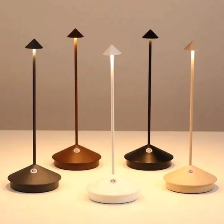 "Moderne draadloze LED tafellamp met elegant design, dimbaar en waterbestendig voor binnen en buiten, sfeervolle verlichting.