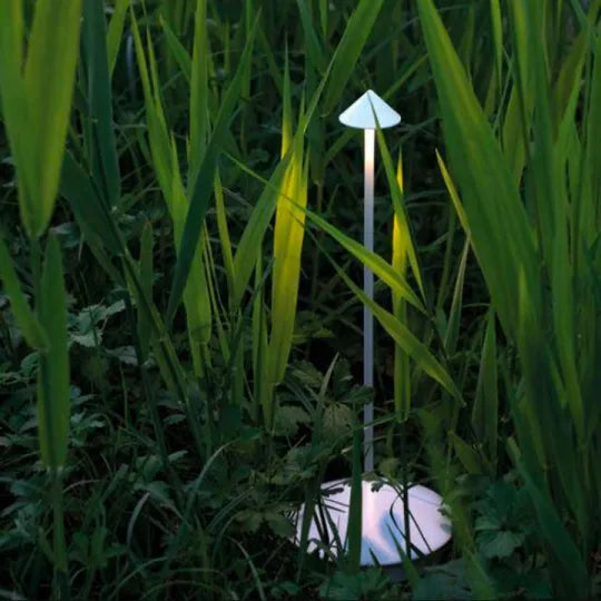 "Moderne draadloze LED tafellamp met elegant design, dimbaar en waterbestendig voor binnen en buiten, sfeervolle verlichting.