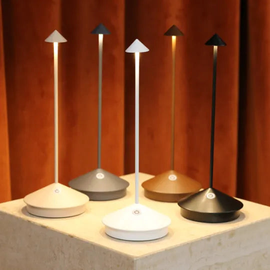 "Moderne draadloze LED tafellamp met elegant design, dimbaar en waterbestendig voor binnen en buiten, sfeervolle verlichting.