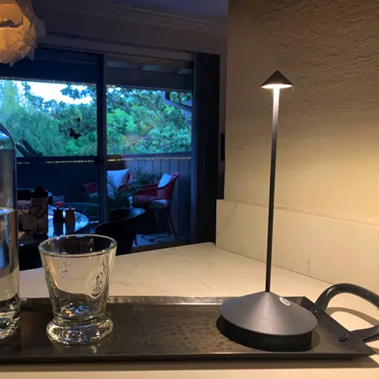"Moderne draadloze LED tafellamp met elegant design, dimbaar en waterbestendig voor binnen en buiten, sfeervolle verlichting.