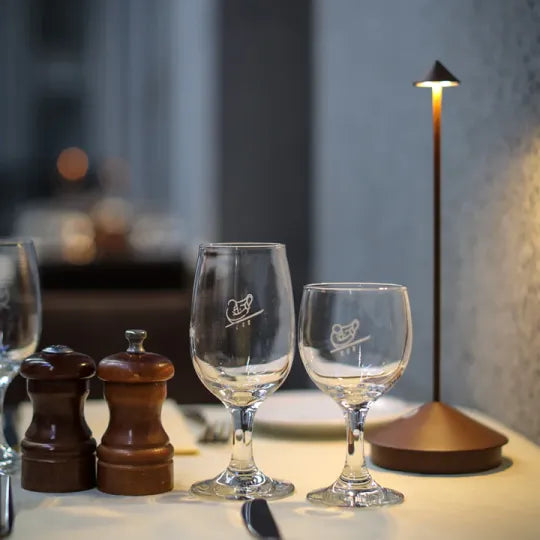 "Moderne draadloze LED tafellamp met elegant design, dimbaar en waterbestendig voor binnen en buiten, sfeervolle verlichting.