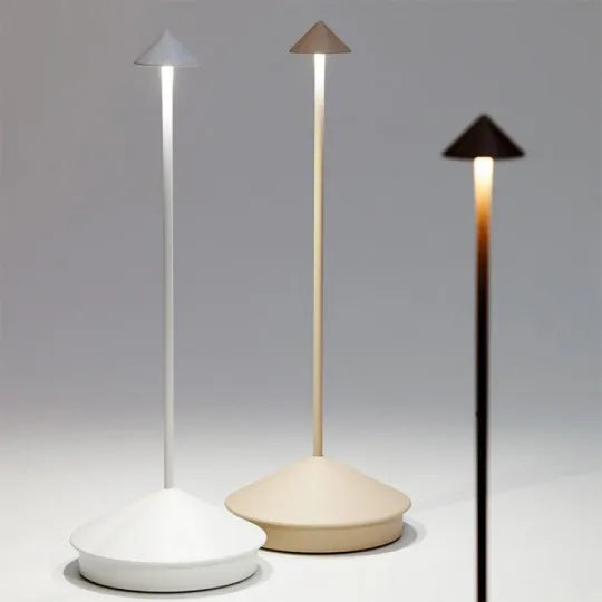 "Moderne draadloze LED tafellamp met elegant design, dimbaar en waterbestendig voor binnen en buiten, sfeervolle verlichting.