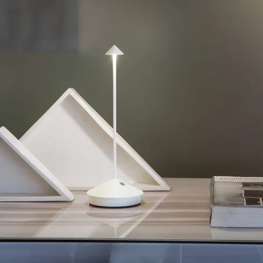 "Moderne draadloze LED tafellamp met elegant design, dimbaar en waterbestendig voor binnen en buiten, sfeervolle verlichting.