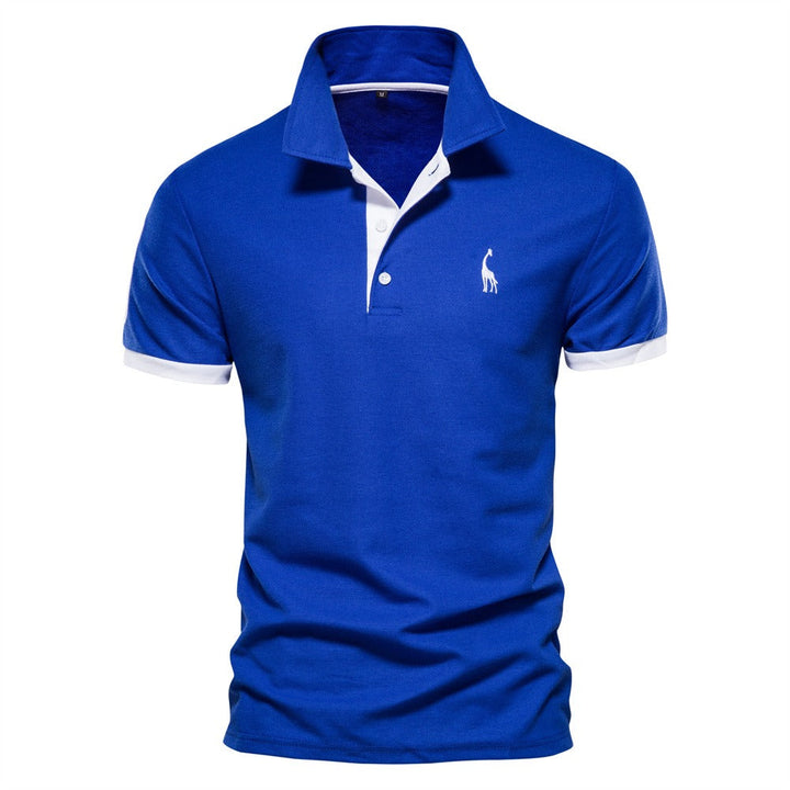 "Moderne herenpolo met ademende stof, elegante uitstraling, veelzijdig in blauw-witte tint, ideaal voor casual en formeel."