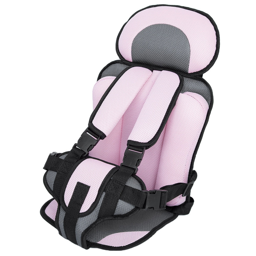 Moderne kinder autostoel met vijfpuntsgordel en ademende stof, ideaal voor comfort en veiligheid tijdens reizen.
