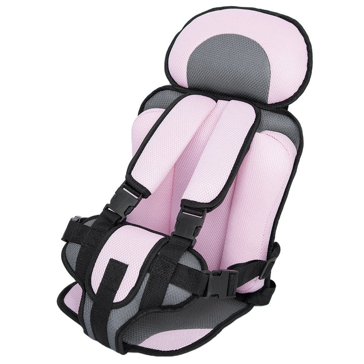 Moderne kinder autostoel met vijfpuntsgordel en ademende stof, ideaal voor comfort en veiligheid tijdens reizen.