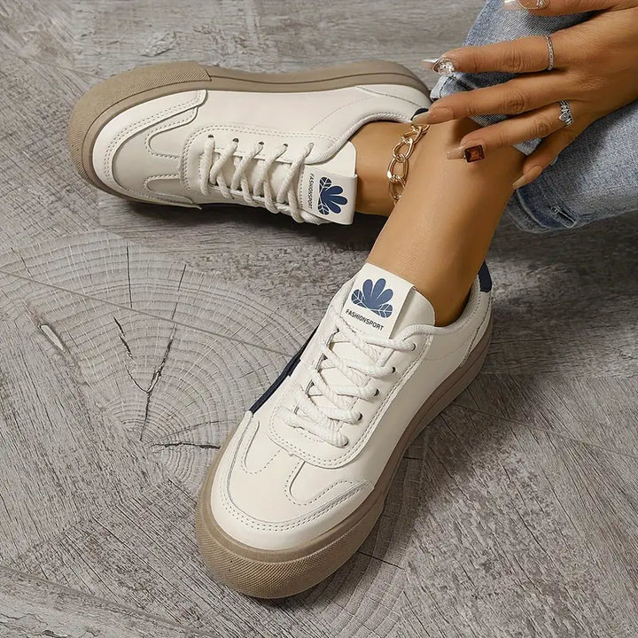 "Moderne orthopedische dames sneakers, wit met ademende stof en stevige zolen voor comfort en ondersteuning."