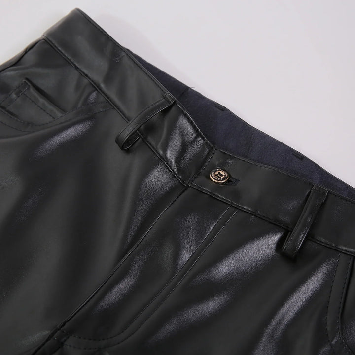 "Moderne skinny fit leren broek voor heren, zwart, elasticiteit voor comfort, gestroomlijnde look, punk-stijl."