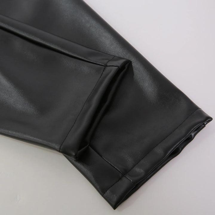 "Moderne skinny fit leren broek voor heren, zwart, elasticiteit voor comfort, gestroomlijnde look, punk-stijl."
