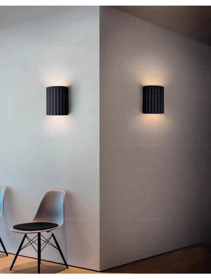 Moderne wandlamp van kunsthars met artistiek ontwerp, energiezuinig LED-licht, geschikt voor elke kamer.