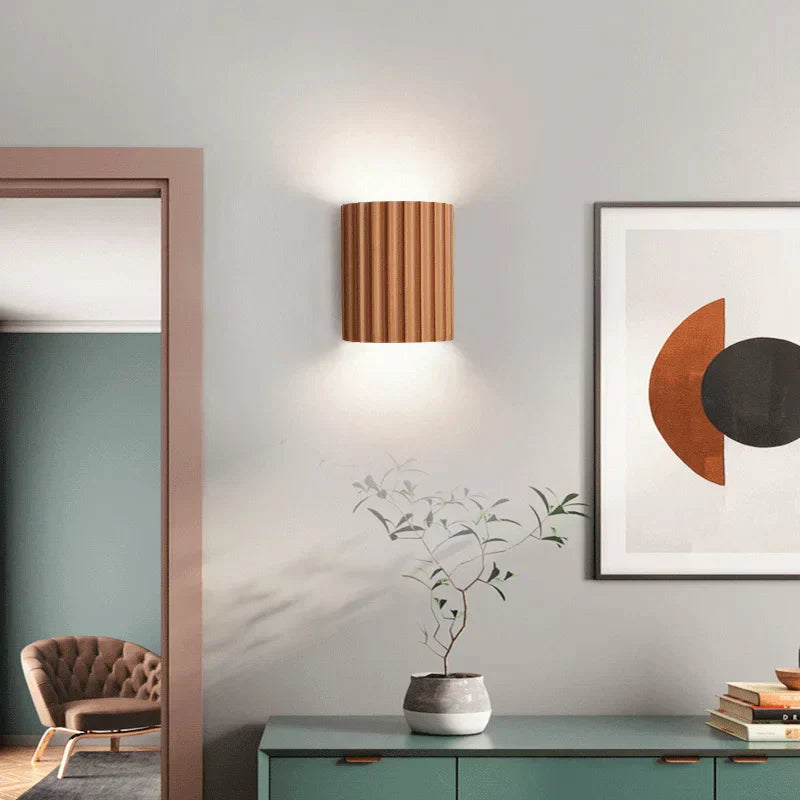 "Moderne wandlamp van kunsthars met artistiek ontwerp, energiezuinig LED-licht, geschikt voor elke kamer."