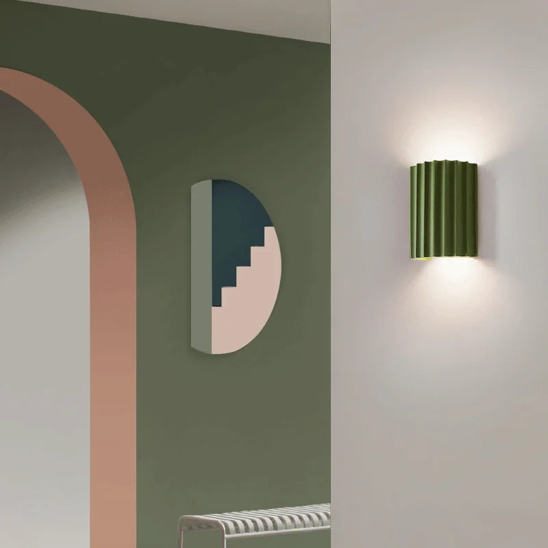 "Moderne wandlamp van kunsthars met artistiek ontwerp, energiezuinig LED-licht, geschikt voor elke kamer."